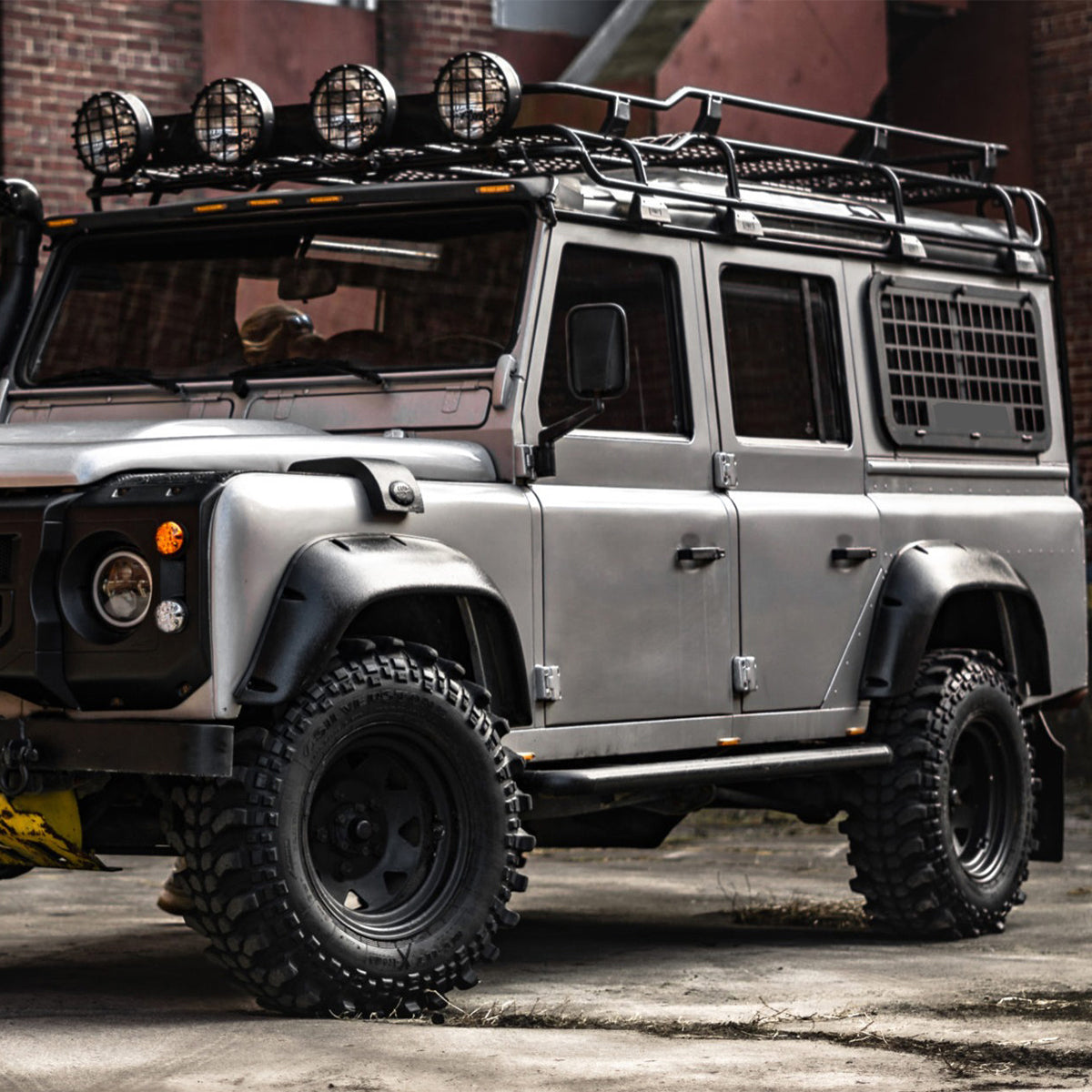 DEFENDER 110 REAR DOOR, LH LR027546