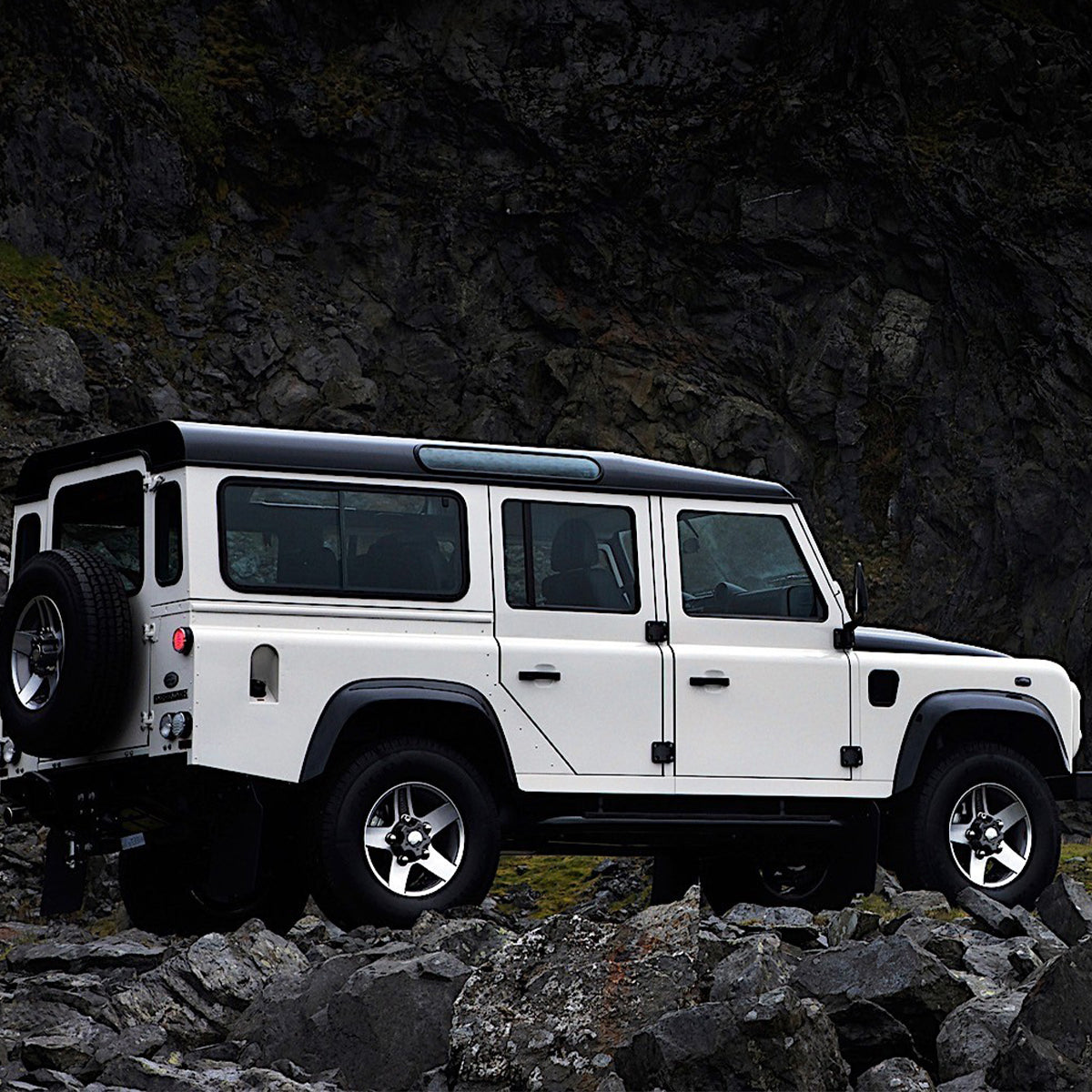 DEFENDER 110 REAR DOOR, RH LR027545