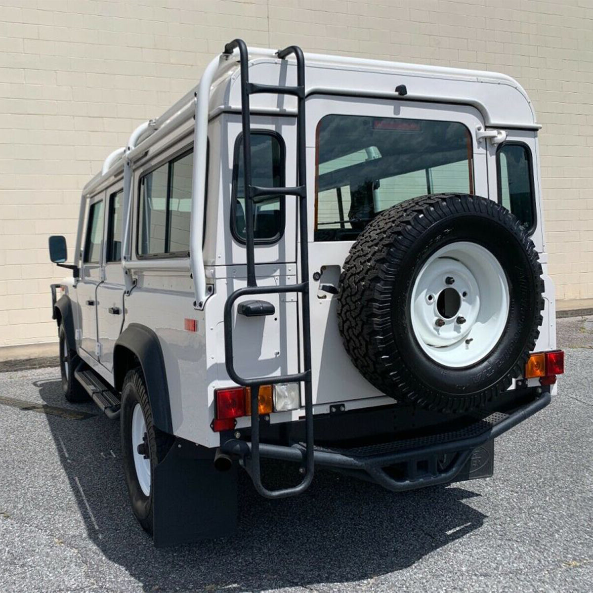DEFENDER 90 AND DEFENDER 110 TAILGATE LR075816