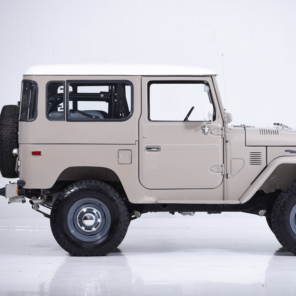 REAR CAB WINDOW SMALL GLASS RH, for FJ40 Toyota Land Cruiser 1979-1984